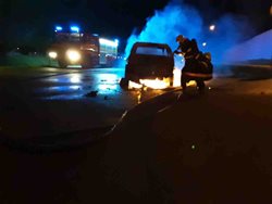 V Pístově hořel ve středu večer osobní vůz, škoda se vyšplhala na 50 tisíc korun