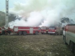 Požár skládky v Nové Cerekvi na Vysočině mají hasiči pod kontrolou, likvidace potrvá ještě několik dní