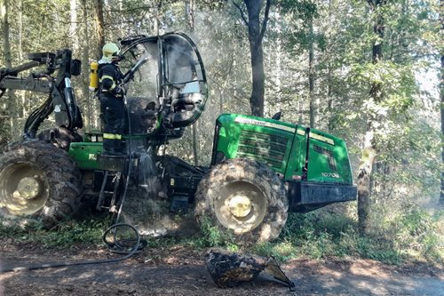 V lese u Zálesí hořel harvestor