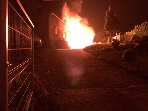 Požár garáže s autem na Opavsku, hasiči uchránili přilehlý dům