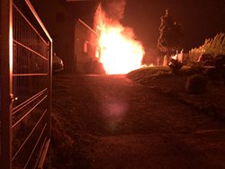 Požár garáže s autem na Opavsku, hasiči uchránili přilehlý dům