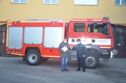 Předání cisternové automobilové stříkačky dobrovolným hasičům