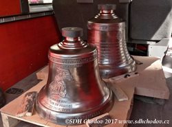 Hasičský zvon Florián vyzdvihne do věže kostela hasičský jeřáb