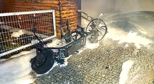 Požár garáže způsobil výbuch elektrokoloběžky při nabíjení