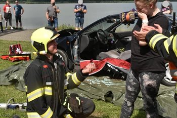 Zásah skončil žádostí o ruku. Hasič překvapil celý dav romantickým gestem