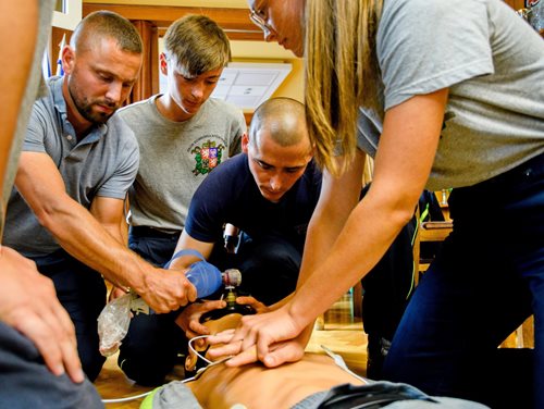 Příslušníci HZS Libereckého kraje pomáhají zdravotníkům