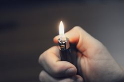 V Humpolci hořelo v pondělí ráno v bytě, při požáru se zranilo pět lidí Požár založilo jedno z dětí majitelky bytu , když si v pokoji hrálo se zapalovačem.