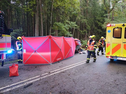 Převrácené auto si vyžádalo lidský život