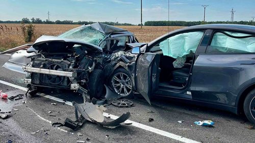 Tragická nehoda tří vozidel. Řidič zemřel na místě, spolujezdkyně během transportu vrtulníkem