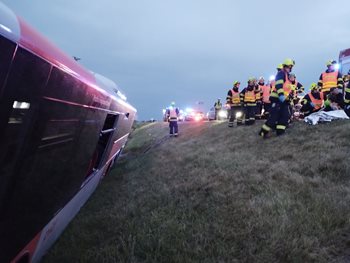Autobus sjel z dálnice u Nezabylic, zraněné osoby i děti potřebovaly pomoc