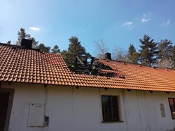 Osm jednotek zasahovalo u požáru střechy v Kostelci nad Vltavou