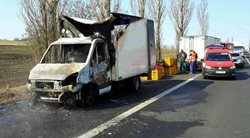 Dodávka s pečivem začala hořet za jízdy