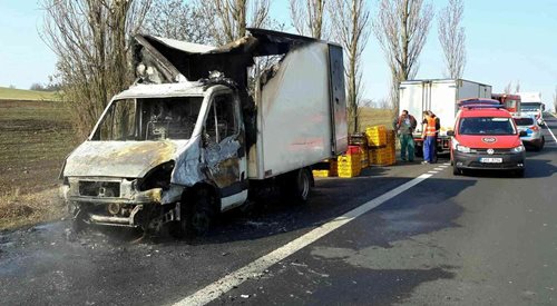 Dodávka s pečivem začala hořet za jízdy