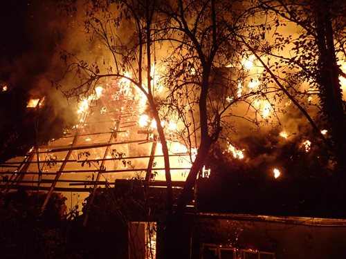 K požáru chalupy v Tanvaldu vyjelo šest jednotek hasičů