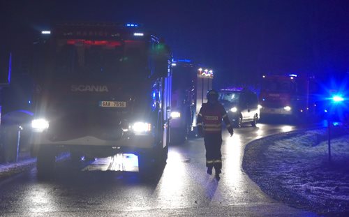 Auto zůstalo stát na přejezdu, narazil do něj rychlík