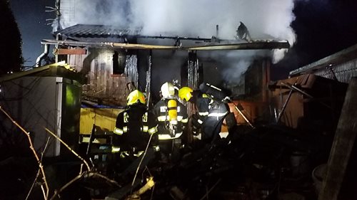 Hasiči pomáhali muži z plamenů, které zachvátily chatku a zachraňovali mladíka po pádu ze skály