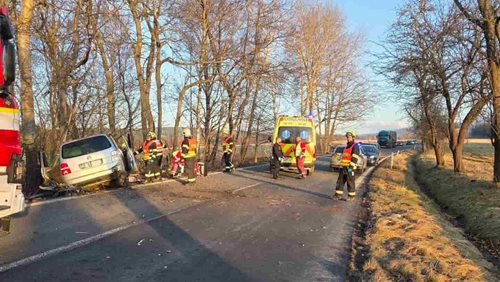 Střet tří vozidel zranil šest osob silnice zůstala uzavřena