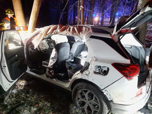 Osoba zůstala zaklíněna po nárazu auta do stromu, hasiči zasahovali