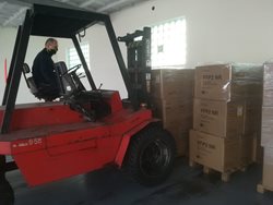 Středočeští hasiči se podílejí na distribuci respirátorů