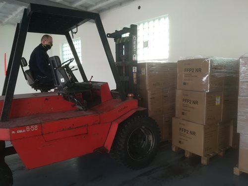 Středočeští hasiči se podílejí na distribuci respirátorů