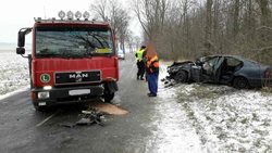 Při nehodě osobního vozu s nákladním automobilem se zranila žena i dítě