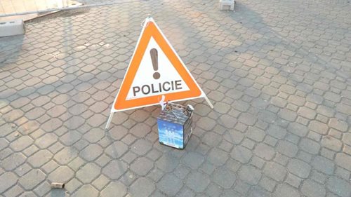 Nebezpečný odpal pyrotechniky v davu. Pět lidí se zranilo, čtveřici stíhá policie.