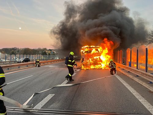 Ranní požár autobusu na hlavním tahu. Hasiči evakuovali třicet cestujících