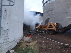 Plameny zničily drtič dřeva