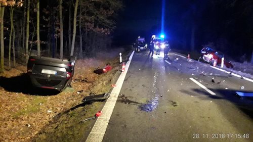 Dopravní nehoda dvou automobilů. Hasiči poskytli pomoc řidičce a dvěma dětem