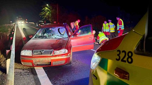 Chodce po střetu s autem resuscitovali desítky minut. Přes veškerou snahu záchranářů zemřel