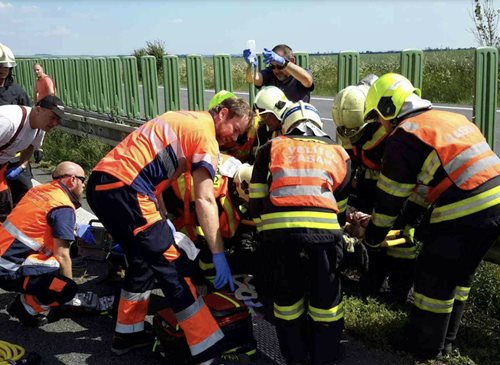 Vážná dopravní nehoda autobusu a nákladního vozidla