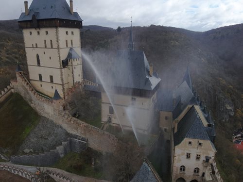 Hasiči prověřili boj s ohněm na středověkém hradě