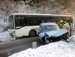 Nehoda osobního vozu s autobusem na Vsetínsku si vyžádala dvě zranění.