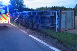 Na Domažlicku se převrhl kamion naložen plechy