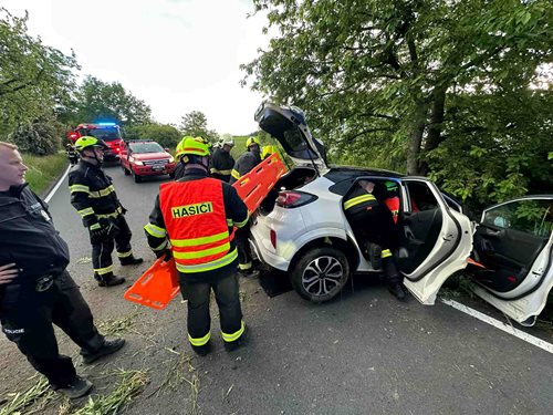 Řidičku po nárazu do stromu vyprošťovali hasiči hydraulickým zařízením