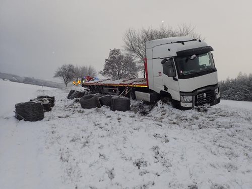 Zimní počasí ve Středočeském kraji plně zaměstnalo hasiče