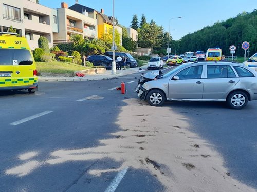 Motorka v troskách po střetu s autem: Zraněného řidiče odvezl vrtulník