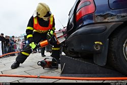 V Novém Jičíně zápolili profesionální i dobrovolní hasiči ve vyprošťování osob z havarovaných vozidel