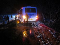 Hasiči vyprošťovali zapadlý autobus na Zlínsku