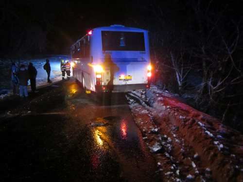 Hasiči vyprošťovali zapadlý autobus na Zlínsku
