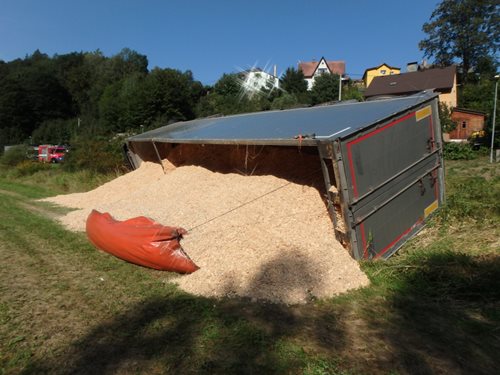 Kamion s převrženým nákladem štěpky u Velkých Petrovic