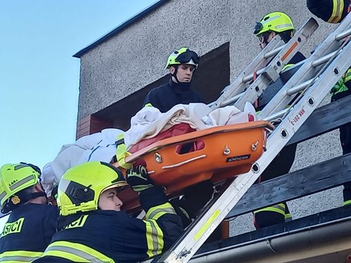 Netradiční záchrana zraněné osoby odhalila vážné limity běžného transportu