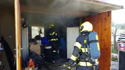 Požár garáže likvidovaly tři jednotky hasičů