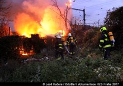 Požár chaty v Praze 10 likvidovaly jednotky ze Strašnic a centrální stanice