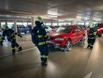 Hasiči trénovali zásah u požáru hybridního vozu v parkovacím domě