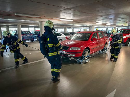 Hasiči trénovali zásah u požáru hybridního vozu v parkovacím domě