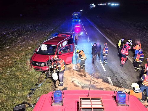 Dopravní nehoda osobního vozu a dodávky zastavila provoz