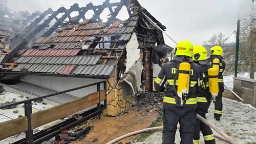 Rozsáhlý požár rodinného domu zaměstnal pět jednotek hasičů
