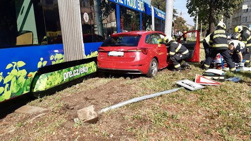 Srážka auta s tramvají v ulici Jugoslávských partyzánů, dva lidé skončili v péči záchranářů