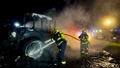 Plameny traktor zcela zničily. Hasičům se podařilo zachránit techniku za statisíce